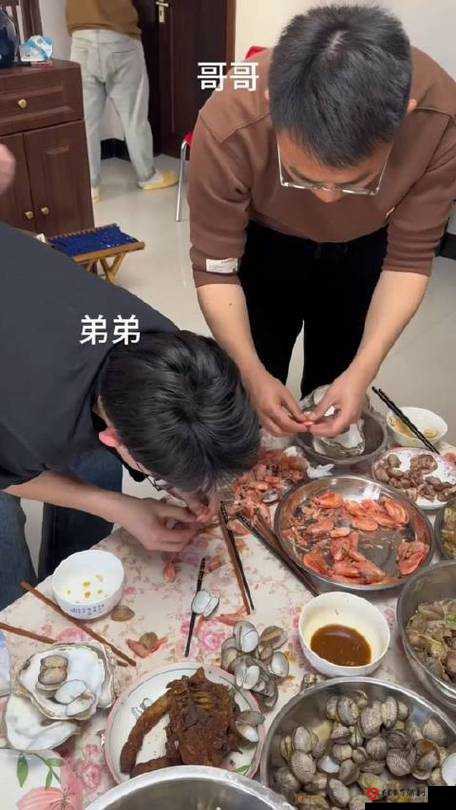 真人两个男生做酿酿酱酱的美味冒险